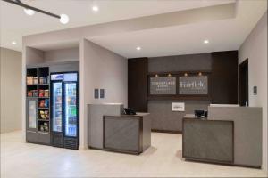 弗雷明翰Fairfield by Marriott Inn & Suites Framingham的商店里装有冰箱的饮料站