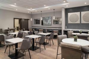 弗雷明翰Fairfield by Marriott Inn & Suites Framingham的一间设有白色桌椅的用餐室
