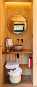 普耶韦Outscape Puyehue的一间带水槽和镜子的浴室