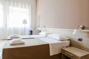 圣切萨廖迪莱切B&B SALento的一间卧室配有两张带毛巾的床