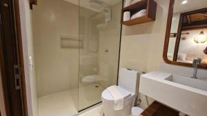 莫罗圣保罗Chalé Del Mar的带淋浴、卫生间和盥洗盆的浴室