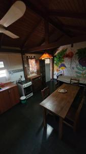 圣罗莎卡拉穆奇塔县Hakuna Matata的一间厨房,内设一张木桌