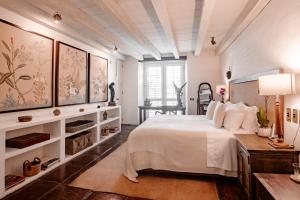 卡塔赫纳Amarla Boutique Hotel Cartagena的卧室配有白色的床和书桌