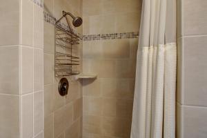 比尔顿Wine Country Ranch Escape的带淋浴和浴帘的浴室
