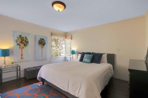 圣巴巴拉West Beach Villa 1的一间卧室设有一张大床和一个窗户。