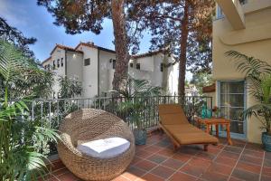 圣巴巴拉West Beach Villa 1的庭院配有藤椅和桌子