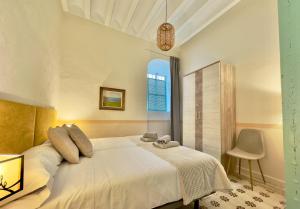 科尔多瓦DS Palacio de la Luna的卧室设有一张白色大床和一扇窗户。