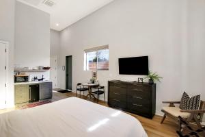圣巴巴拉Villa Castillo 3的一间卧室配有一张床,墙上配有电视