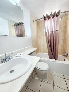 卡农城Motel 6-Canon City, CO 719-458-1216的浴室配有盥洗盆、卫生间和浴缸。