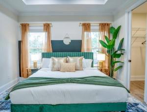 塔拉哈西Downtown escape: Lakes & Parks - 20min to Airport的卧室内的一张带绿色床头板的大床