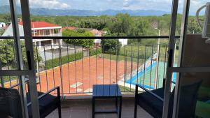 里考尔特Apartamento Girardot Peñalisa con Piscina的阳台享有网球场的景致。