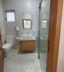 绍其德贝克Hotel Azomalli的一间带水槽、卫生间和淋浴的浴室