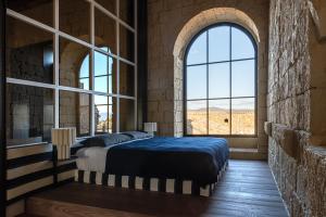 奥维多Palazzo Petrvs的一间卧室设有一张床和一个大窗户