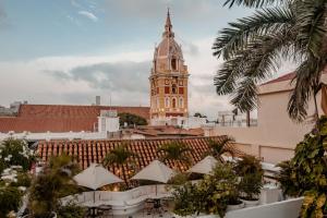 卡塔赫纳Amarla Boutique Hotel Cartagena的享有带钟楼建筑的景致