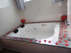 蒙特韦尔迪Refugio Victoria的浴缸的柜台上设有红色的心脏
