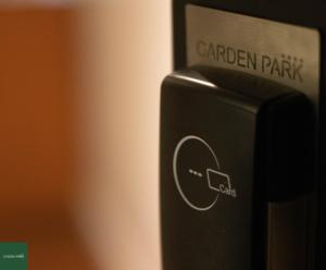 圣米格尔·德·图库玛Garden Park Hotel的黑色停车计,带有花园公园标志