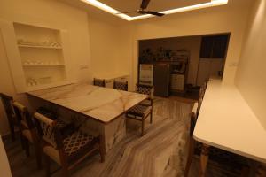 乌代浦Shuddhi Villa by Aarogya's的厨房以及带桌椅的用餐室。
