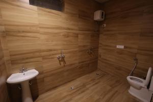 乌代浦Shuddhi Villa by Aarogya's的一间带水槽和卫生间的浴室