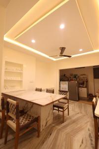 乌代浦Shuddhi Villa by Aarogya's的厨房配有大型石桌和椅子