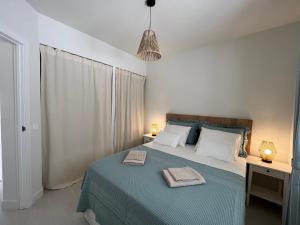 莫罗德哈布雷BLUE HORIZON Morro Jable的一间卧室配有一张床,上面有两条毛巾