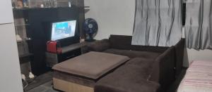 坎皮纳斯Hostel família Campineira的带沙发和电视的客厅