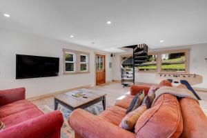 AlbionMendocino Redwood Retreat - Sunrise Cottage的带沙发和电视的客厅
