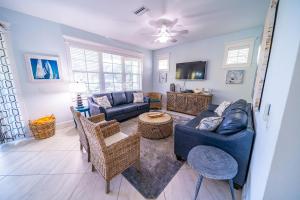 安娜玛丽亚Antigua Bay的客厅配有蓝色的沙发和椅子