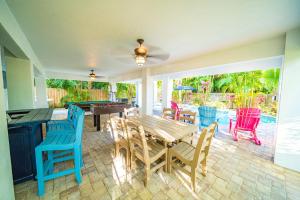 安娜玛丽亚Antigua Bay的一间配备有桌子和五颜六色椅子的用餐室