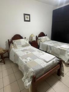圣地亚哥-德尔埃斯特罗Casa Céntrica totalmente equipada !!!的双床间设有2张单人床。