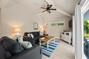 霍姆斯海滩Egrets Nest的客厅配有沙发和桌子