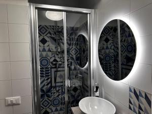 热那亚La Casa di Dory的一间带水槽和玻璃淋浴的浴室