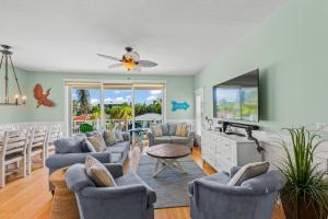 霍姆斯海滩Gulfside Oasis的客厅配有沙发、椅子和电视