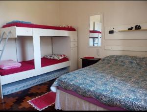 托雷斯Apartamento Paraíso A Beira Mar的一间卧室配有两张双层床和一张床