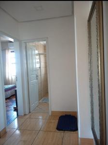 托雷斯Apartamento Paraíso A Beira Mar的一间设有走廊、镜子和门的房间