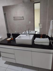 若昂佩索阿Pousada Espaco Luz do Sol Beira-Mar的浴室设有白色水槽和镜子