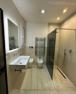 博洛尼亚whouse large suite apartment indipendenza的一间带水槽、卫生间和淋浴的浴室
