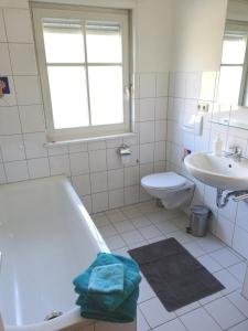 基姆湖畔普林Ferienhaus Deller的带浴缸、卫生间和盥洗盆的浴室