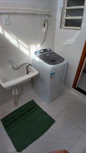 伊瓜苏HAPPY TOUR CHALET的一间带水槽和卫生间的浴室以及绿色地毯。