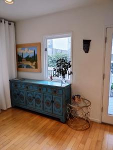 洛杉矶Venice Canals & Beach Guest Studio的窗户房间里的一个蓝色梳妆台