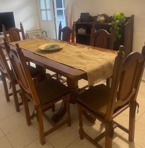 圣地亚哥-德尔埃斯特罗Casa Céntrica totalmente equipada !!!的木制用餐室配有桌椅和桌布
