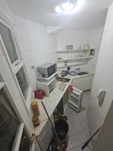 布宜诺斯艾利斯Departamento Alto Palermo的一间带炉灶和微波炉的小厨房