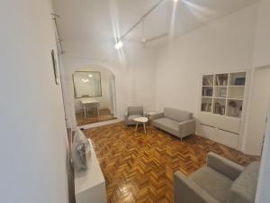 布宜诺斯艾利斯Departamento Alto Palermo的客厅配有沙发、椅子和镜子