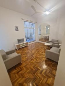 布宜诺斯艾利斯Departamento Alto Palermo的客厅设有两张沙发和木地板