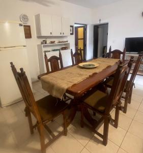 圣地亚哥-德尔埃斯特罗Casa Céntrica totalmente equipada !!!的厨房以及带木桌和椅子的用餐室。