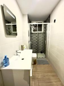圣玛丽亚港Puerto Amazonas apartamento con jacuzzi privado的浴室配有白色水槽和淋浴。