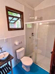 迪奥戈Vila Flor Eco Centro的带淋浴、卫生间和盥洗盆的浴室