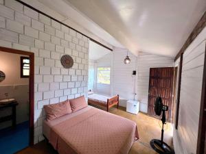迪奥戈Vila Flor Eco Centro的一间卧室配有一张床,另一间卧室配有窗户