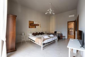 墨西拿CONTE CAVOUR的一间卧室设有一张床和一间客厅。