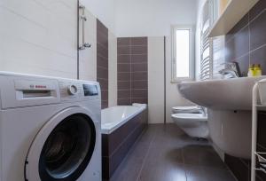 墨西拿CONTE CAVOUR的一间带洗衣机和水槽的浴室