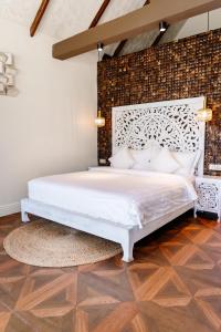 瓜隆岛Golden Beach Resort的卧室配有白色的砖墙床